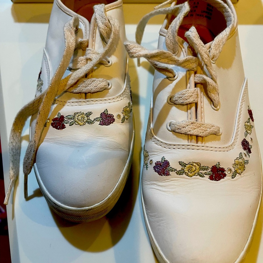 Womans lightly wore keds shoes with box great shape